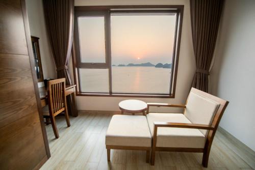 Paradise Hotel - Pool , Sky Lounge , Gym - Massage & Wellness