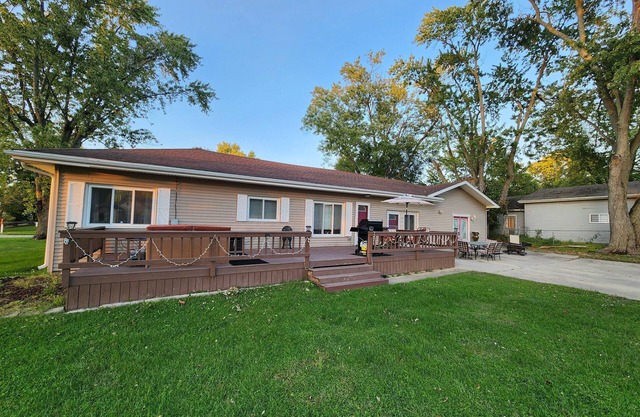 Paradise House - Beautiful 3 bedroom house nestled in a quiet cove on Lake Shafer! Offers 1000 sq ft of living space and will sleep 9. An additional Party Den is available to add-on, featuring a bar area and additional sleeping for 3. Located at Para