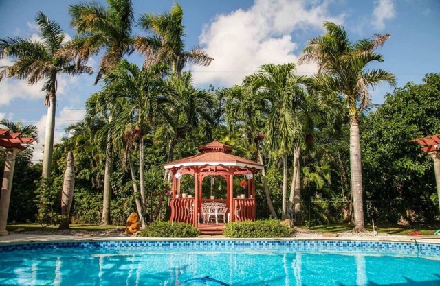 Paradise in Palmetto Bay, with Pool-BBQ-Gazebo.