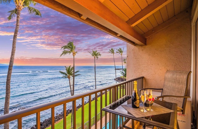 Paradise in Stunning Penthouse with A/C, parking, sleeps 6! Lauloa # 405