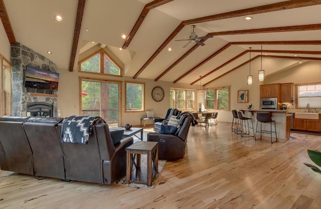 Paradise in the Pines - Luxury Home in Quite Neighborhood, Wooded Views, Short Drive to Skiing