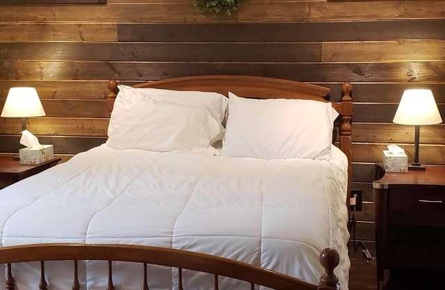 Paradise in the Pines - Cozy Retreat in the Heart of Town