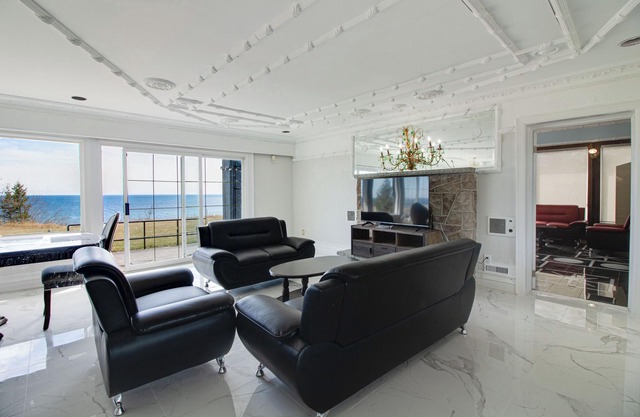 Paradise Lakeview Cottage In Newcastle with large parking lot