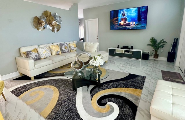 Paradise Miami Home/Ideal Families/ 10 Guess/ Grill and Bar