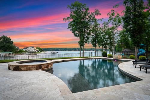 Paradise Pointe by AvantStay Lakefront Views Playset