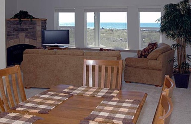 Paradise Point, a solo unos pasos del océano, se encuentra esta casa frente al mar