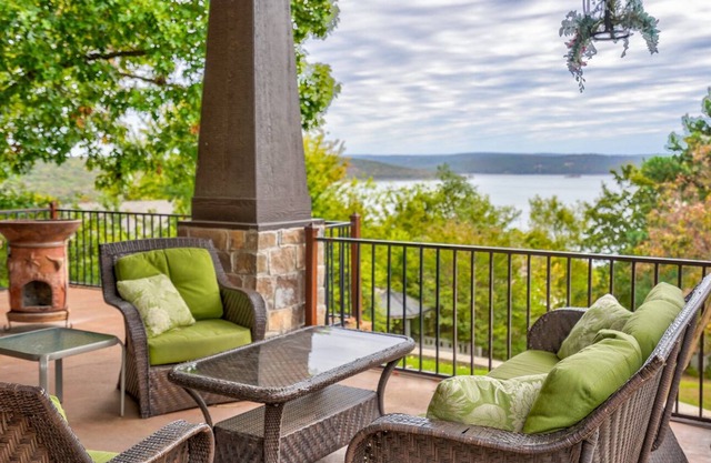 Paradise Point. Large House with Lake View and Boat Slip