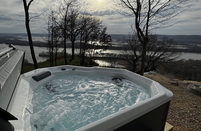 Paradise Point- Sleeps 4 HOT TUB