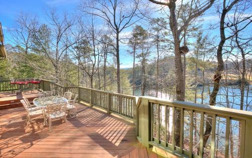 Paradise Retreat - Luxury chalet on Lake Disharoon with foosball