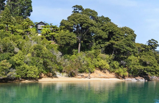 PARADISE VIEW - MOMORANGI BAY HOLIDAY HOME in Ngakuta Bay