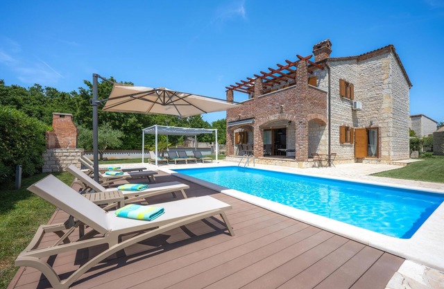 Villa Paradise Stone Queen con piscina,4 dormitorios y pista de tenis compartida