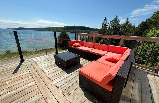 Paradise: Waterfront Gem with Georgian Bay Views