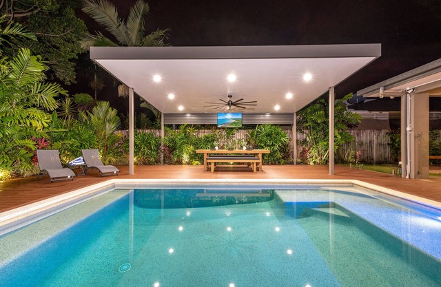 Paradiso Family Home - Heated pool, 1 min drive to Palmer Sea Reef Golf Club!