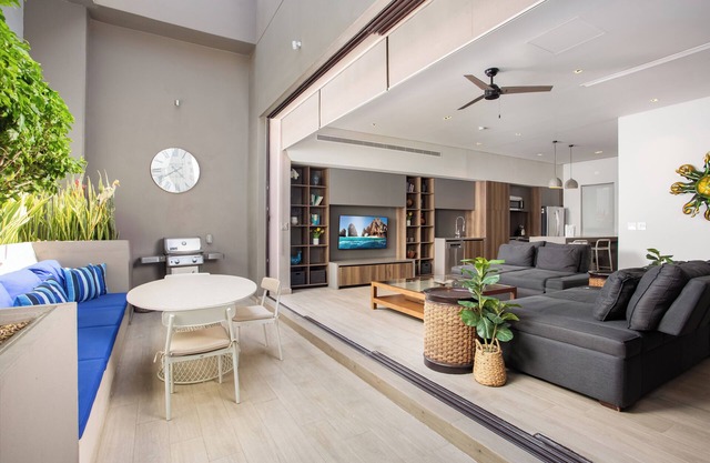 Paraiso Luxury Property Stylish 1BR/2Bath Condo w/sleeper sofa. Walk to Beach!