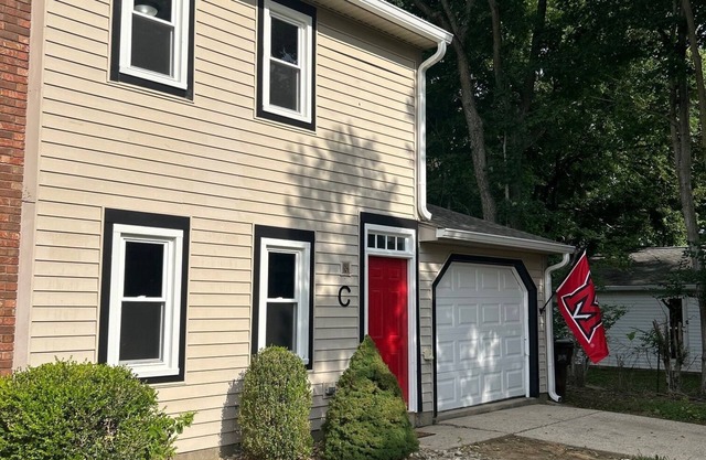 Parent Retreat. Charming 2-bedroom apartment walkable to campus
