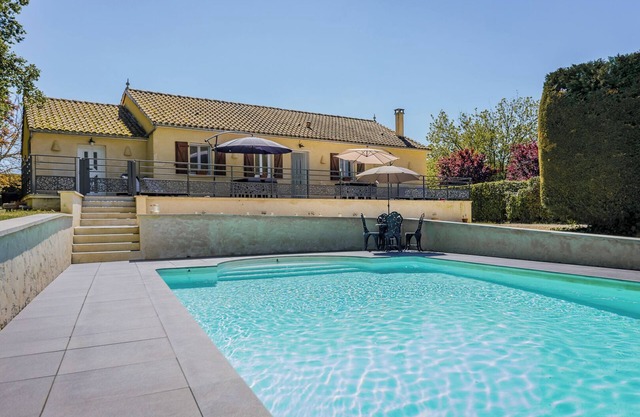 Parignac, holiday home for 8 persons with enclosed garden and heated pool