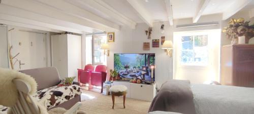 PARIS AUTHENTIC HOUSE, basement with Nice green courtyard