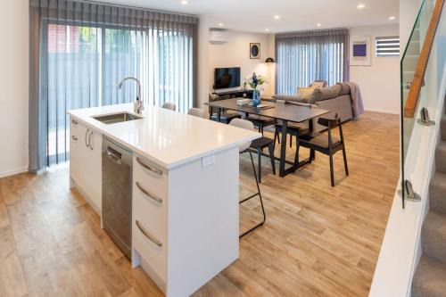 Park and Stay 4BR Townhouse near Avon River