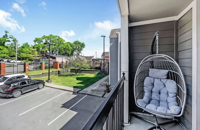 Park Free! Walk 2 Honkytonks! Balcony!
