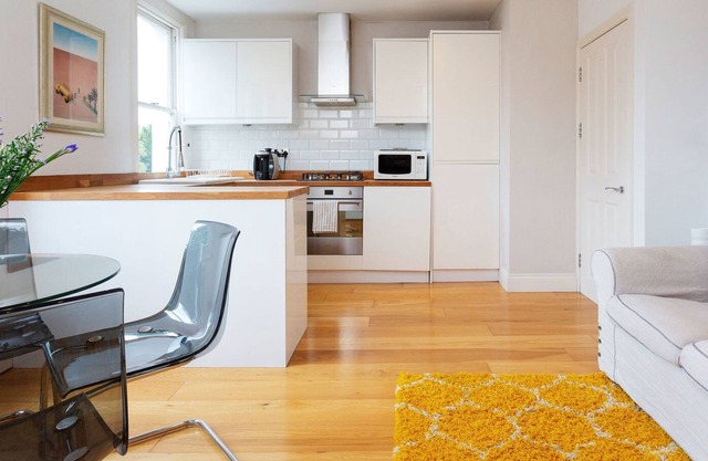 Modern 2 cama plana con un hermoso balcón, situado en el exclusivo Fulham (Veeve)