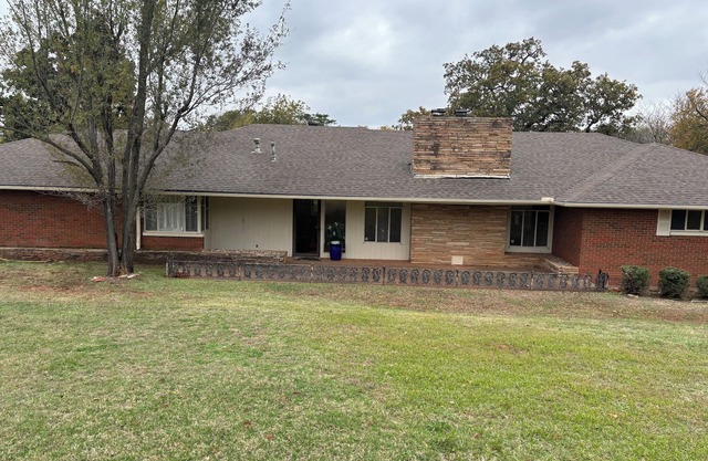 Park Manor on two wooded acres close to golf, OKC Zoo, Remington Park, OKANA