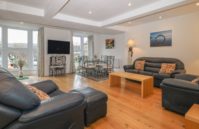 Park Road Apartment, PUENTE PATELEY