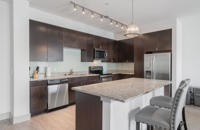 Park West 362 1br apartment, Pool, Gym I Parking