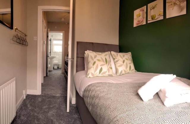 Parking, 4 Bedrooms, Small Courtyard