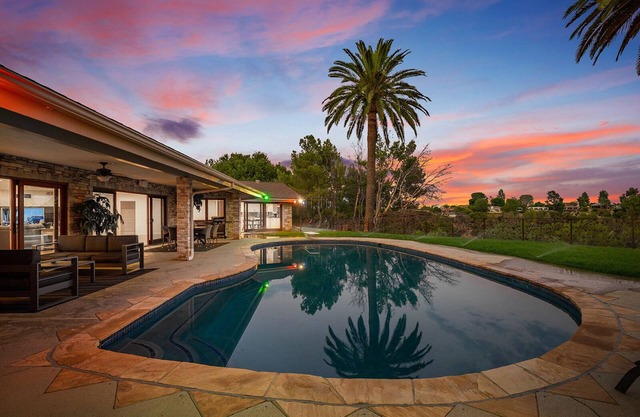 Parklane Villa! Views! One level 4bdr-Pool!