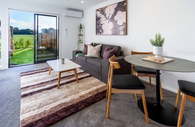 Parkside Bliss: 1 Bed w/ University & Mall Nearby