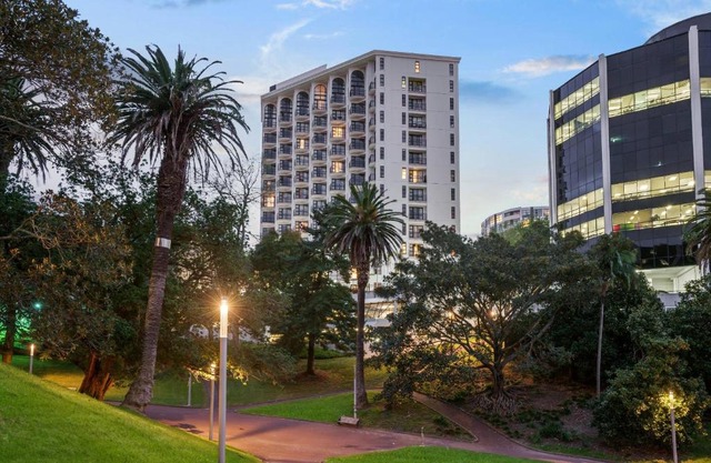 Parkside Hotel & Apartments