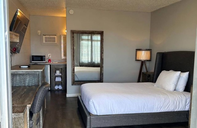 PARKSIDE INN