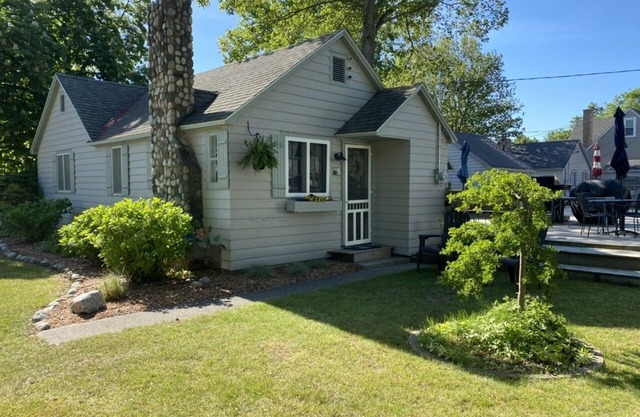Parkview Cottage #1 - 1/2 block to beach.