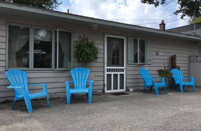 Parkview Cottage #12- Half block from Lake Michigan Beach