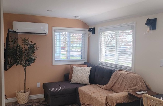 Parkview Cottage - Steps from beautiful Seacliff Park and Beach