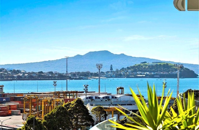 Parnell Retreat: Ocean Views, Pool & Spa - Steps from Auckland's Charms!