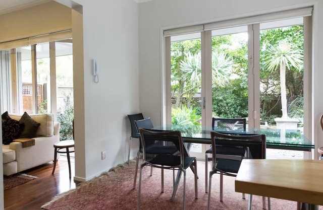 Parnell Ridgetop Townhouse. Walk to shops, restaurants and attractions