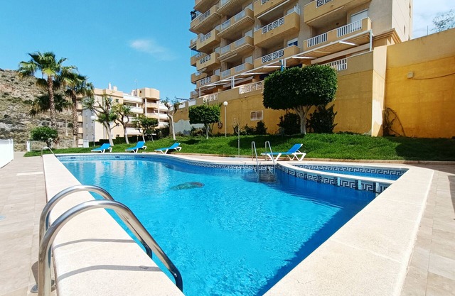 Apartamento bajo, vistas al mar, parking, piscina comunitaria