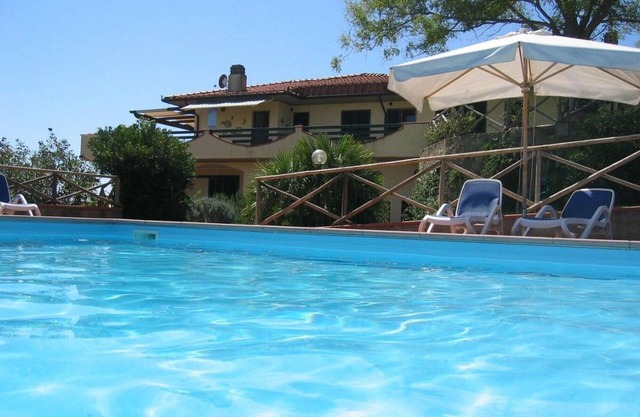 Parte de una espléndida villa panorámica con piscina y jardín, a 4 km del mar.