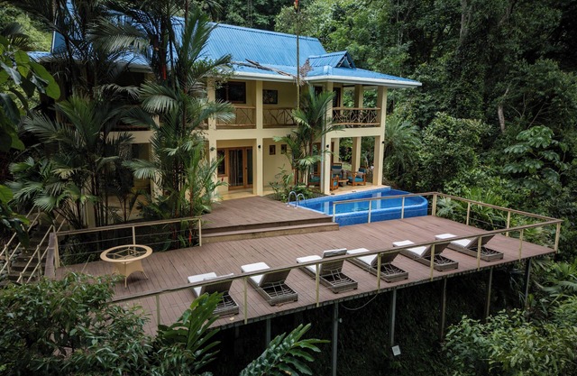 Vista parcial al mar, piscina privada Villa rodeada de selva y cascadas