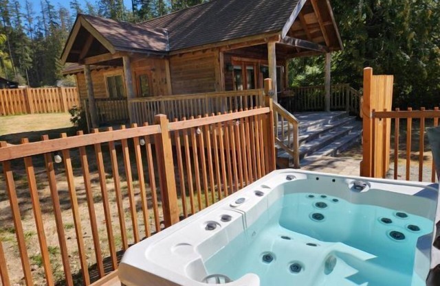 Partial View Cabin w/ Hot Tub - 2 min walk to west-facing beach!