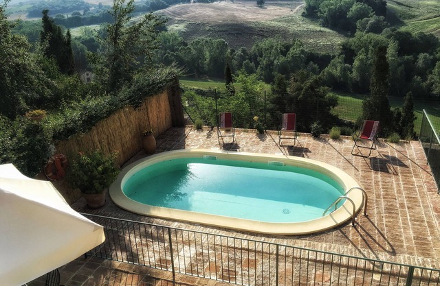 Casa de campo elegante, piscina, vew, WiFi, en un pueblo cerca de Montalcino