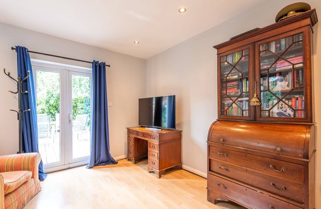 Pass the Keys | 1BR Apartment by Haydons Road