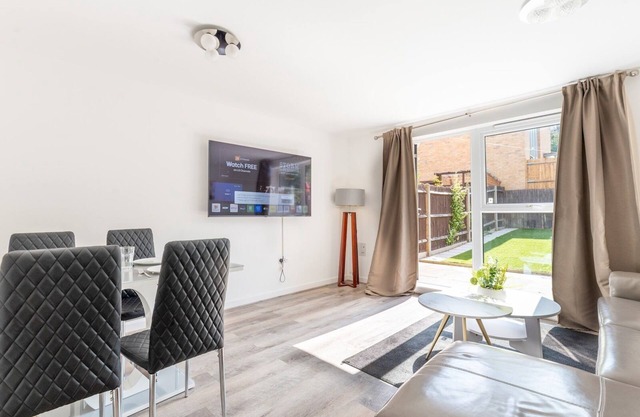 Pass the Keys | 2 Bedroom House | Free Parking | Near Charlton Stn