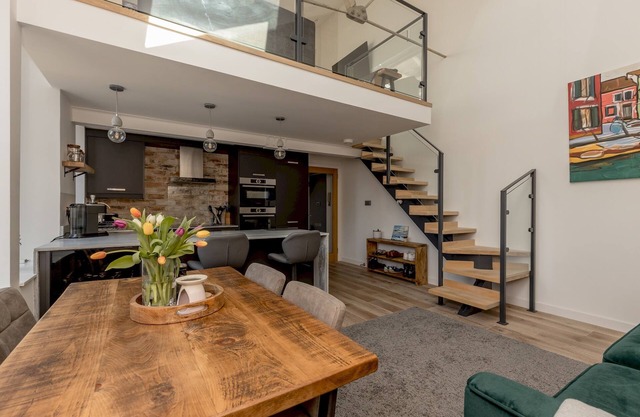 Pass the Keys | Stunning 3 Bed Loft Style Apt with Free Parking