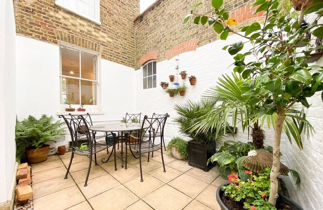 Pass the Keys | Beautiful 2BR Apt, private garden