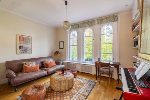 Pass the Keys Charming Portobello Road Apartment