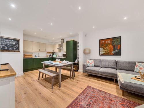 Pass the Keys Chic Flat with Bushy Park Views