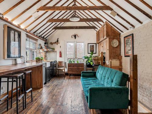 Pass the Keys Cosy Flat historic 1880 coach house North London