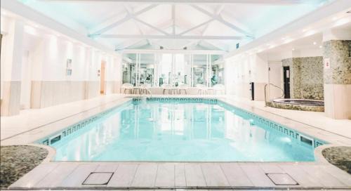 Pass the Keys Exceptional 3 Bedroom River View Apartment